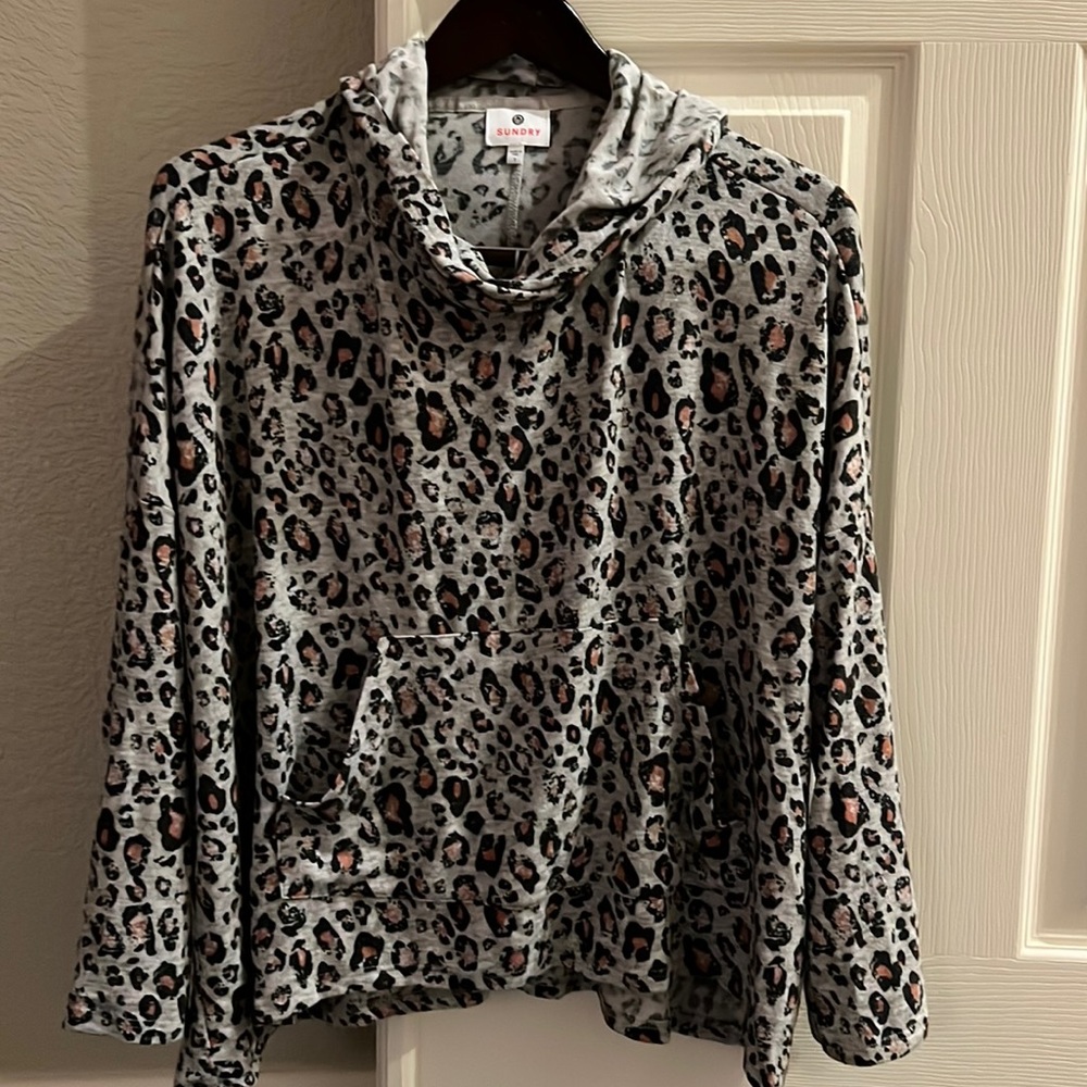 Sundry hoodie sweatshirt with front pocket, size 1. Super soft!